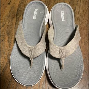 Skechers Goga Mat Flip Flops, Womens size 10. Gray.